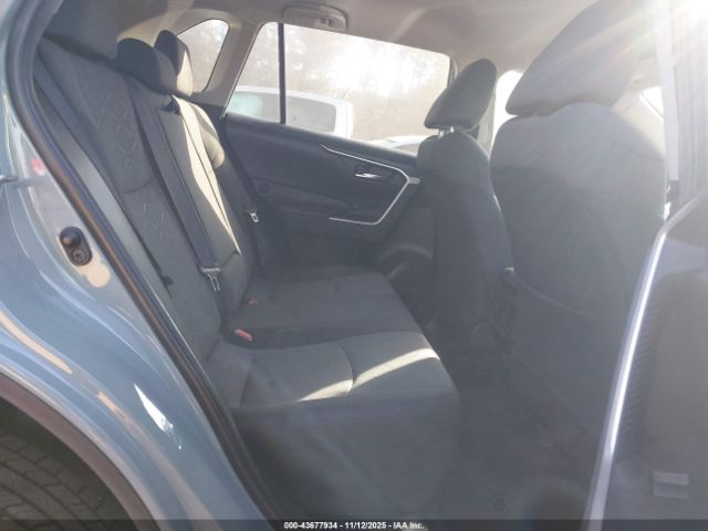 Toyota RAV4 Xle Image 3