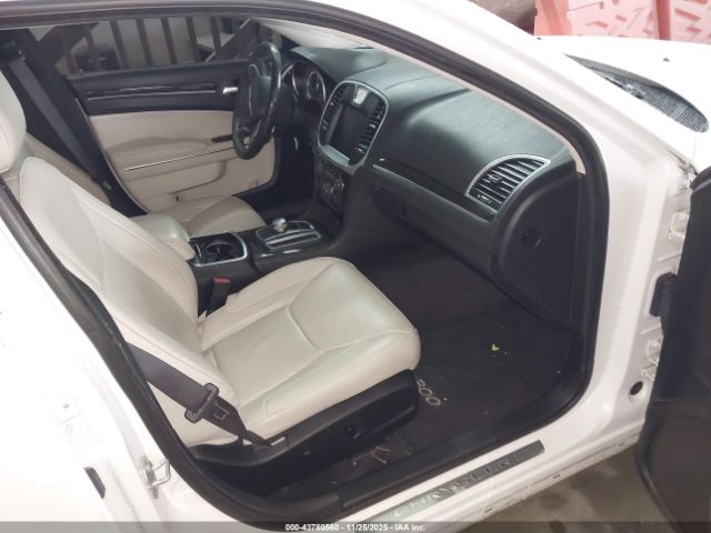 Chrysler 300c Image 8