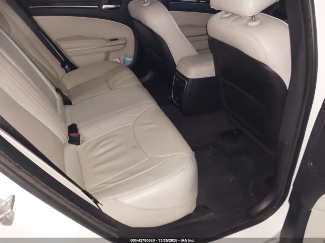 Chrysler 300c Image 14