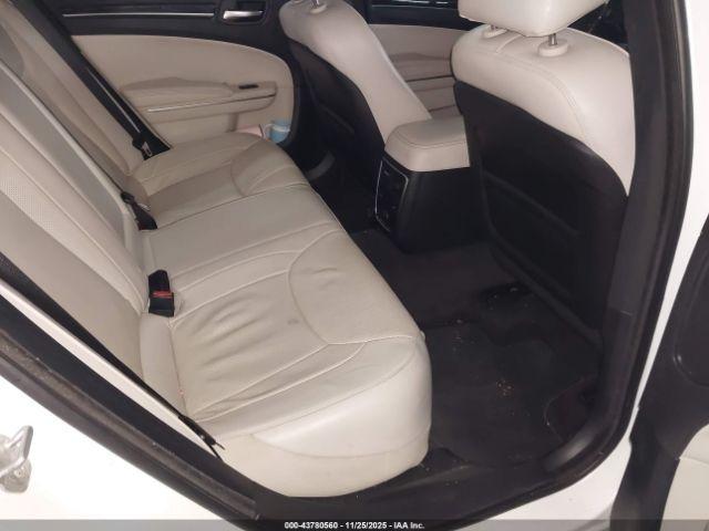 Chrysler 300c Image 14