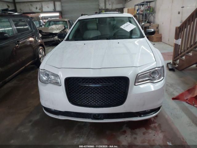 Chrysler 300c Image 2