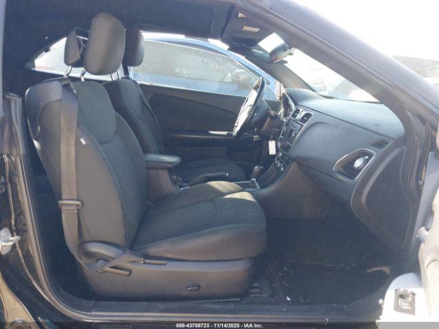 Chrysler 200 Touring Image 4