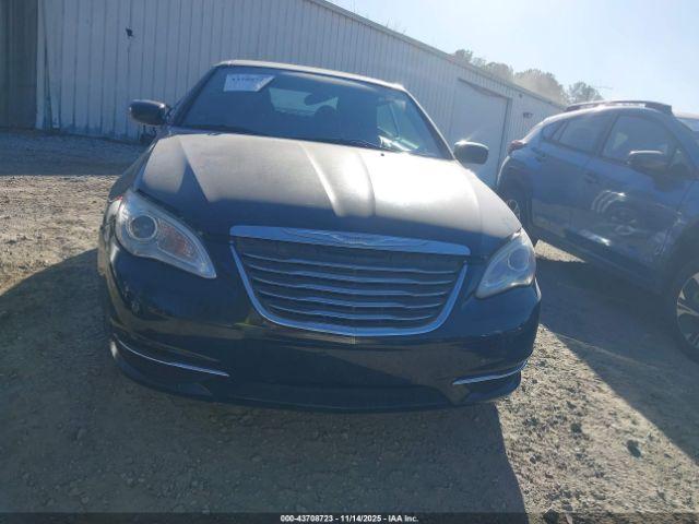 Chrysler 200 Touring Image 11