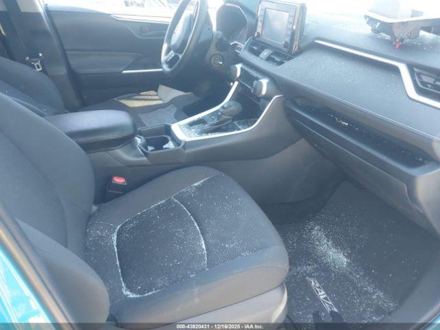 Toyota RAV4 Le Image 9