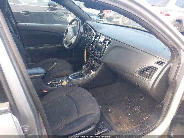 Chrysler 200 Touring Image 2