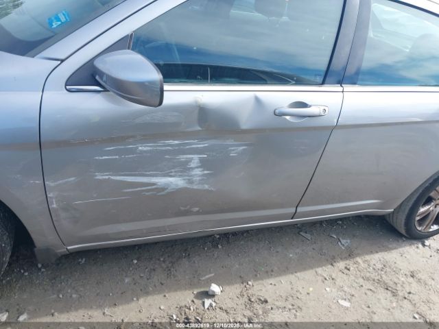 Chrysler 200 Touring Image 11