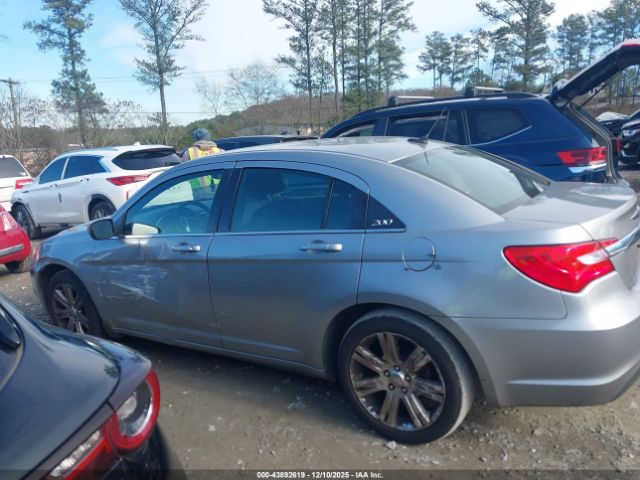 Chrysler 200 Touring Image 8