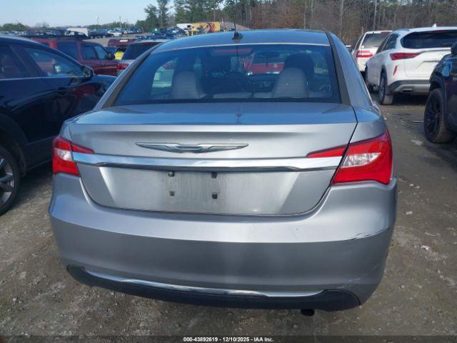Chrysler 200 Touring Image 12