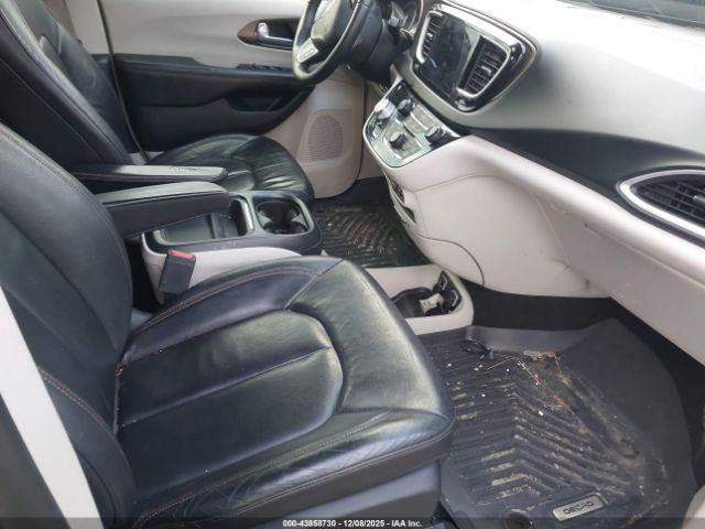 Chrysler Pacifica Touring-l Image 7