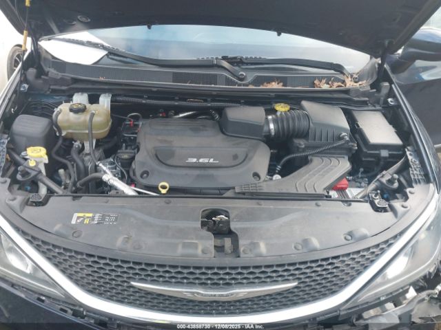 Chrysler Pacifica Touring-l Image 8