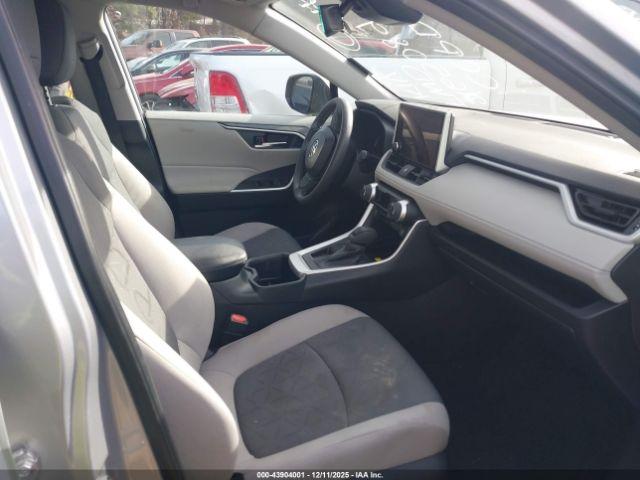 Toyota RAV4 Xle Image 16