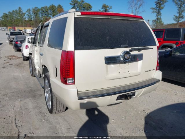 Cadillac Escalade Standard Image 12