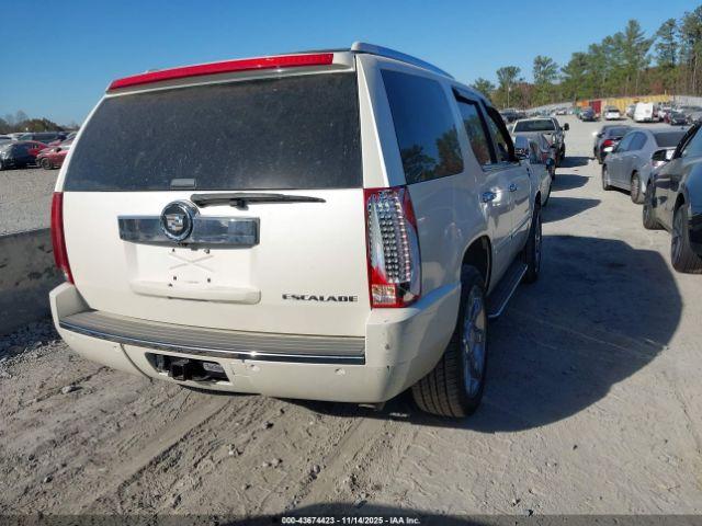 Cadillac Escalade Standard Image 16