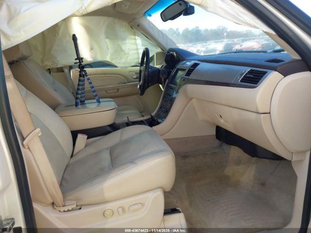 Cadillac Escalade Standard Image 3