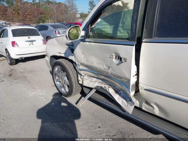 Cadillac Escalade Standard Image 7