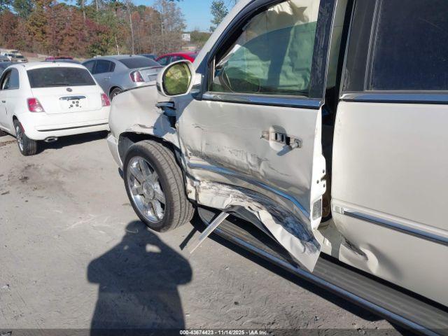 Cadillac Escalade Standard Image 7