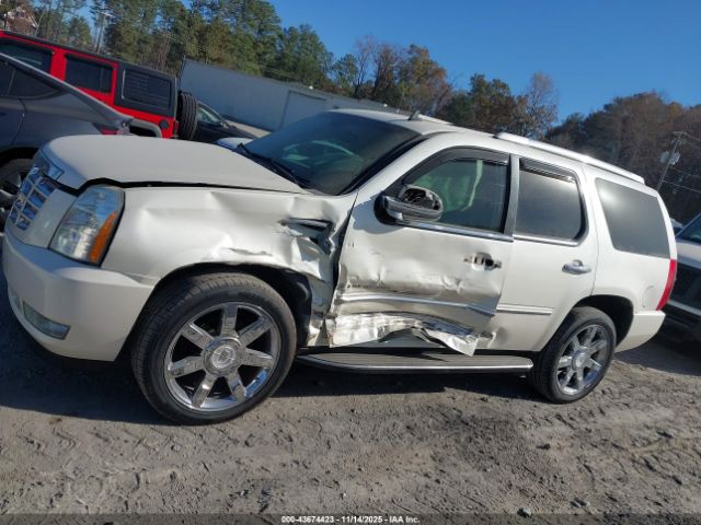 Cadillac Escalade Standard Image 13