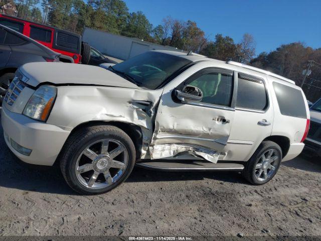 Cadillac Escalade Standard Image 13