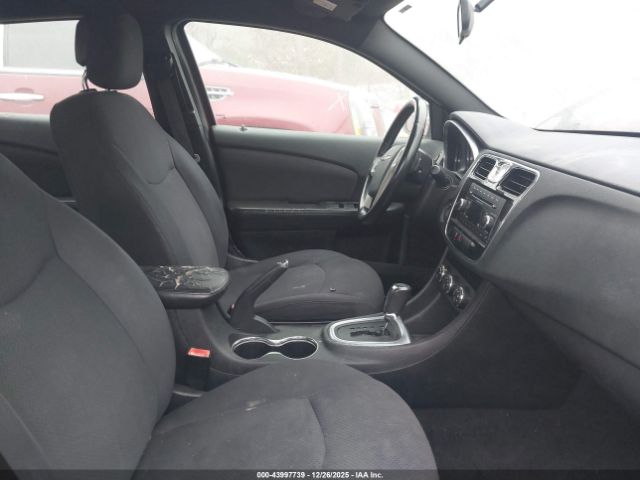 Chrysler 200 Touring Image 14